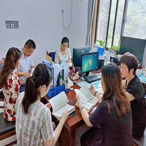 中共365网站是正规平台吗_bte365官网_365bet官网备用委党校常务副校长经济责任审计组临时党支部送“法”进校园